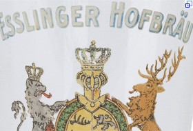 Bierglas mit Dekoration: Beschriftung Esslinger Hofbräu und Teil eines Wappens.