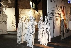 Ausstellung "Donnerwetter!": Große Papp-Figuren, sie sind gezeichnet und tragen historische Gewänder. 