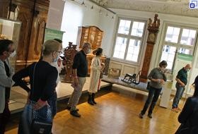 Besucherinnen und Besucher bei der Führung durch die Ausstellungsintervention "Desaster Geschichten" im Patrizierzimmer des Stadtmuseums.