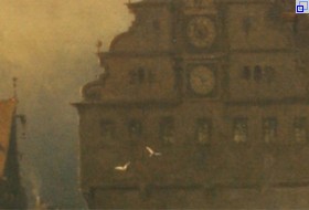 Der Bildausschnitt zeigt in düsteren, matten Farben den oberen Teil der Fassade des Alten Rathauses, daneben Teile von dunklen Hausfassaden und im Hintergrund dunkle Wolken. Vor dem Rathaus fliegen zwei weiße Vögel. 