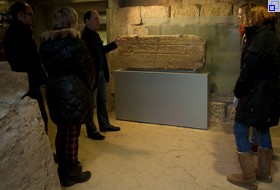 Im Ausgrabungsmuseum: Besucher vor dem Nordmannstein