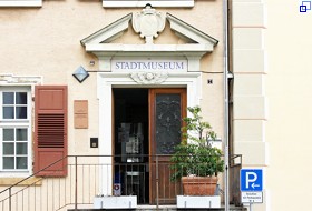 Stadtmuseum mit geöffneter Eingangstüre.