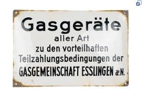 Emailliertes Schild, das formatfüllend beschriftet ist: „Gasgeräte aller Art zu den vorteilhaften Teilzahlungsbedingungen der Gasgemeinschaft Esslingen a. N.“