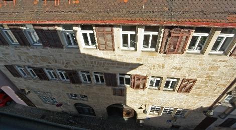 Das Gebäude der Stadtbücherei steil von oben fotografiert.