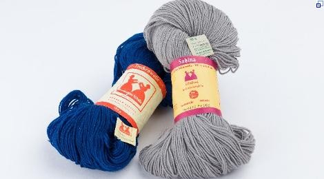 Zwei Knäuel Esslinger Wolle in Blau und Grau.