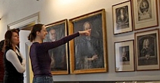 Im Stadtmuseum: Im so genannten Patrizierzimmer betrachten zwei Besucherinnen Ölgemälde und Grafiken. Es sind Porträts reicher Bürger aus dem 18. Jahrhundert.