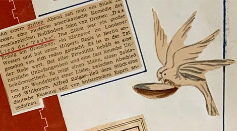 Tagebuchseite mit einem Zeitungsausschnitt über das Theaterstück "Lied der Taube" und einer Zeichnung von zwei Tauben, die mit ausgebreiteten Flügeln auf dem Rand einer kleinen Wasserschale balancieren.