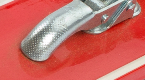 Detailfoto: Ein Hebel aus Metall auf einer Fläche.