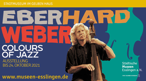 Plakatmotiv der Ausstellung mit einem Foto von Eberhard Weber am Bass.