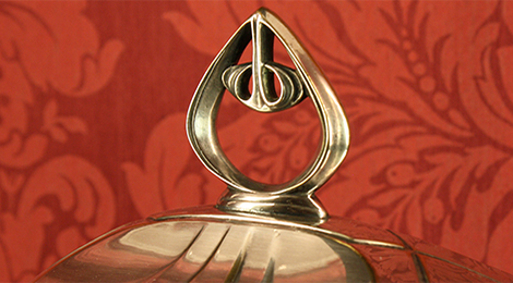 Im sogenannten Silberkabinett: Detailaufnahme eines durchbrochenen Knaufs auf einem versilberten Metalldeckel.