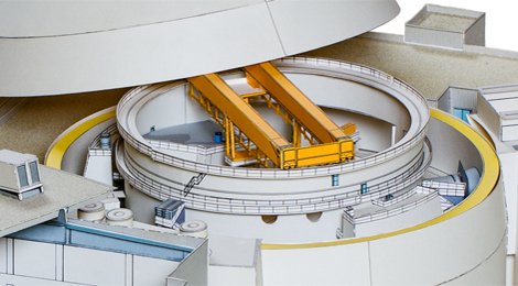 Modell eines Kernkraftwerkes aus Karton. Es ist sehr detailgenau und sorgfältig gearbeitet. Das Dach des Gebäudes ist abgenommen, so dass das Innere des Reaktors erkennbar ist.
