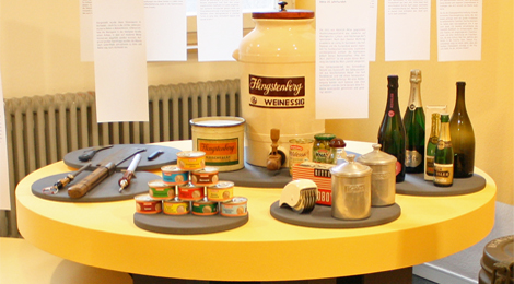 Raum in der Ausstellung Made in Esslingen: Präsentiert werden unter anderem Objekte der Firmen Kessler und Hengstenberg.